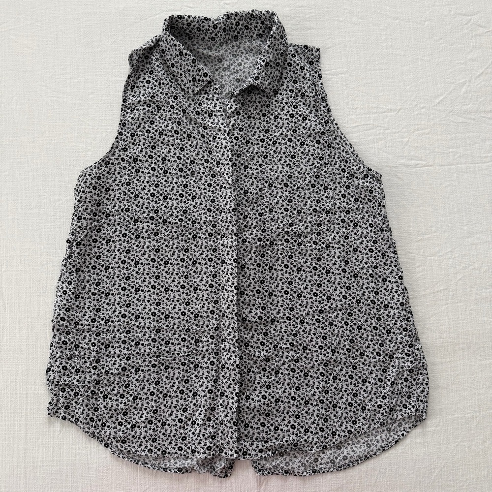 Black & White Floral Sleeveless Button-Up Blouse
